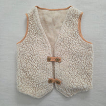 Load image into Gallery viewer, Vintage Sherpa Cream Vest 3t
