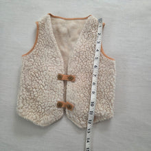 Load image into Gallery viewer, Vintage Sherpa Cream Vest 3t
