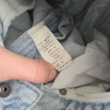 Load image into Gallery viewer, Vintage High Waisted Light Wash Jeans 4t

