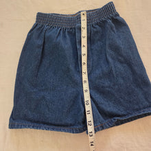 Load image into Gallery viewer, Vintage Jean Shorts 5t/6
