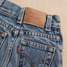 Load image into Gallery viewer, Vintage Levi's 550 Fit Jeans 2t SLIM
