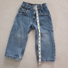 Load image into Gallery viewer, Vintage Levi's 550 Fit Jeans 2t SLIM
