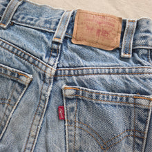 Load image into Gallery viewer, Vintage Levi's 550 Fit Jeans 5t SLIM
