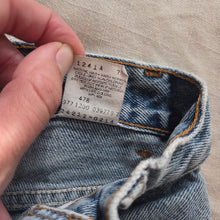 Load image into Gallery viewer, Vintage Levi's 550 Fit Jeans 5t SLIM
