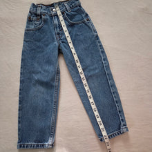 Load image into Gallery viewer, Vintage Levi's 550 Fit Jeans 4t SLIM
