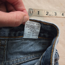 Load image into Gallery viewer, Vintage Levi's 550 Fit Jeans 4t SLIM
