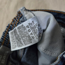 Load image into Gallery viewer, Vintage Levi's 526 Fit Jeans 18 months
