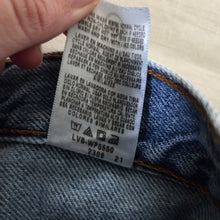 Load image into Gallery viewer, Y2k Levi's 550 Fit Jeans 5t
