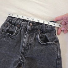 Load image into Gallery viewer, Vintage Levi's 550 Fit Faded Black Jeans 4t/5t
