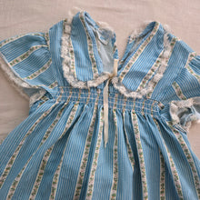 Load image into Gallery viewer, Vintage Wallpaper Floral Flowy Shirt kids 10 *button flaw

