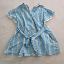 Load image into Gallery viewer, Vintage Wallpaper Floral Flowy Shirt kids 10 *button flaw
