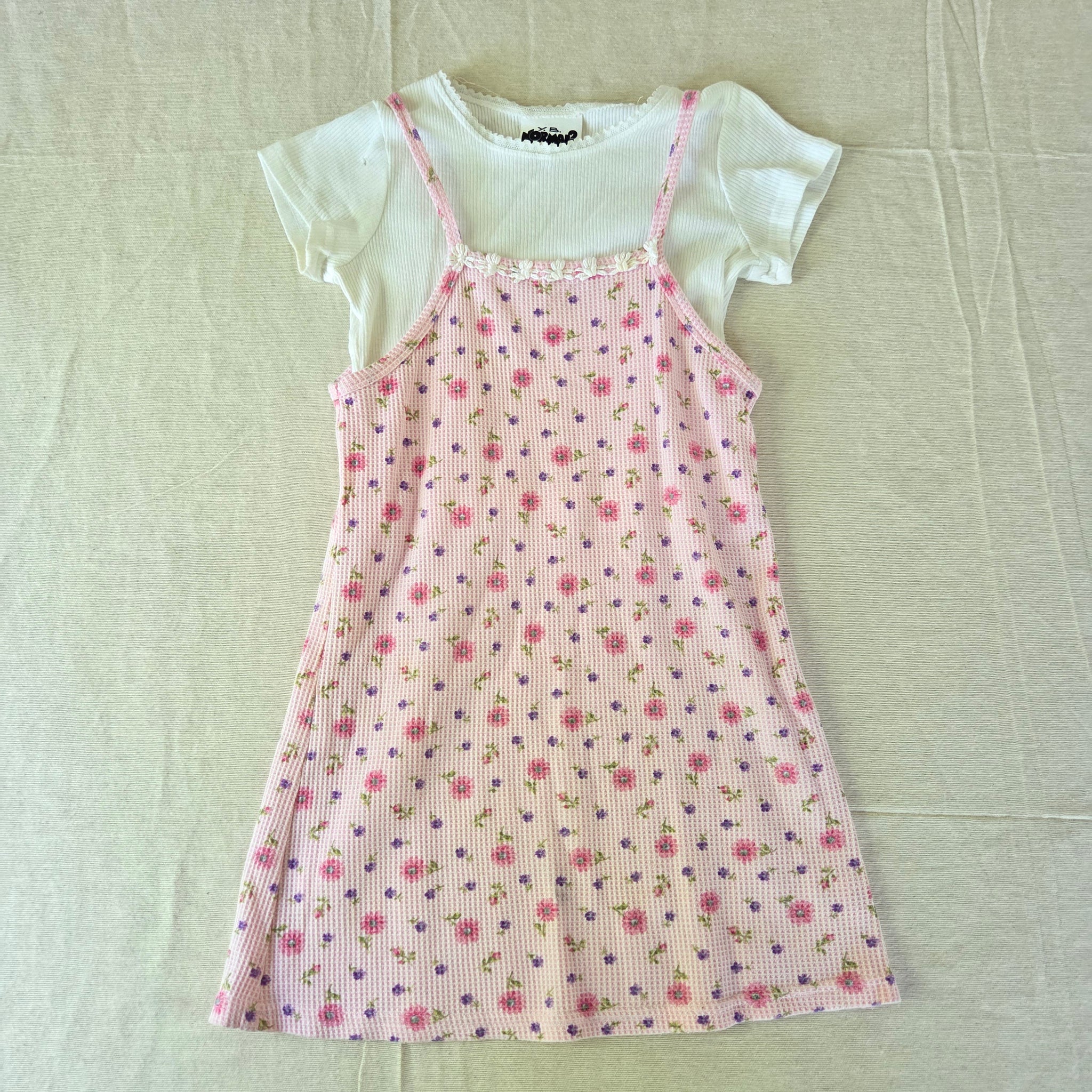 90s shirt dress Vintage Floral + Set kids 8/10 – Nostalgic Baby Vintage this regular fit dress Sizes:US 4 flying apple vintage The 90's dress-over-T-Shirt trend
