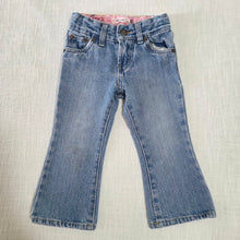 Load image into Gallery viewer, Vintage Y2k Levi's Flared Jeans 2t
