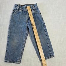 Load image into Gallery viewer, Vintage Levi's 550 Fit Jeans 3t SLIM
