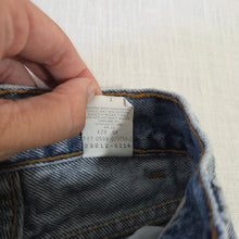 Load image into Gallery viewer, Vintage Levi's 550 Fit Jeans 3t SLIM
