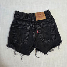 Load image into Gallery viewer, Vintage Levi's 550 Fit Cutoff Shorts 5t-7
