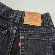 Load image into Gallery viewer, Vintage Levi's 550 Fit Cutoff Shorts 5t-7
