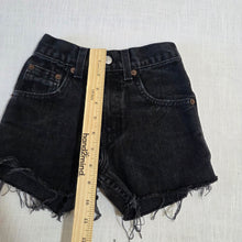 Load image into Gallery viewer, Vintage Levi's 550 Fit Cutoff Shorts 5t-7
