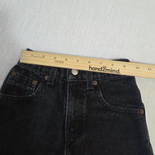 Load image into Gallery viewer, Vintage Levi's 550 Fit Cutoff Shorts 5t-7
