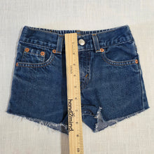 Load image into Gallery viewer, Vintage Levi's 526 Fit Cutoff Shorts 3t *relaxed elastic
