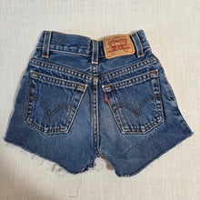 Load image into Gallery viewer, Vintage Levi's 550 Fit Cutoff Shorts 5t-7
