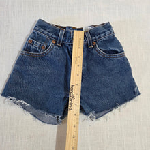 Load image into Gallery viewer, Vintage Levi's 550 Fit Cutoff Shorts 5t-7
