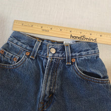 Load image into Gallery viewer, Vintage Levi's 550 Fit Cutoff Shorts 5t-7
