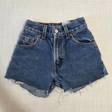 Load image into Gallery viewer, Vintage Levi's 550 Fit Cutoff Shorts 5t-7
