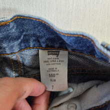 Load image into Gallery viewer, Vintage Levi's 550 Fit Cutoff Shorts 5t-7
