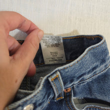 Load image into Gallery viewer, Vintage Levi's 550 Fit Cutoff Shorts 5t-7
