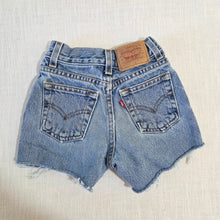 Load image into Gallery viewer, Vintage Levi's Cutoff Jean Shorts 5t/6

