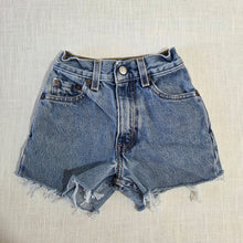 Load image into Gallery viewer, Vintage Levi's Cutoff Jean Shorts 5t/6
