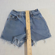 Load image into Gallery viewer, Vintage Levi's Cutoff Jean Shorts 5t/6
