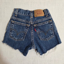 Load image into Gallery viewer, Vintage Levi's 550 Fit Cutoff Shorts 5t-7
