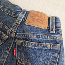 Load image into Gallery viewer, Vintage Levi's 550 Fit Cutoff Shorts 5t-7
