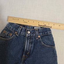 Load image into Gallery viewer, Vintage Levi's 550 Fit Cutoff Shorts 5t-7
