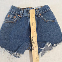 Load image into Gallery viewer, Vintage Levi's 550 Fit Cutoff Shorts 5t-7
