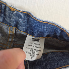 Load image into Gallery viewer, Vintage Levi's 550 Fit Cutoff Shorts 5t-7
