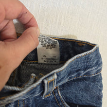 Load image into Gallery viewer, Vintage Levi's 550 Fit Cutoff Shorts 5t-7

