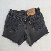 Load image into Gallery viewer, Vintage Levi's 550 Fit Cutoff Shorts Orange Tab kids 8
