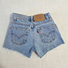 Load image into Gallery viewer, Vintage Levi's 550 Fit Cutoff Shorts kids 7
