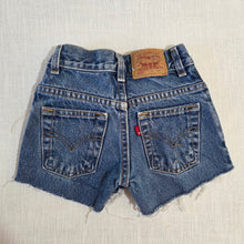Load image into Gallery viewer, Vintage Levi's 550 Fit Cutoff Shorts 3t/4t
