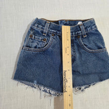 Load image into Gallery viewer, Vintage Levi's 550 Fit Cutoff Shorts 3t/4t
