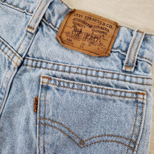 Load image into Gallery viewer, Vintage Levi&#39;s 550 fit jean shorts orange tab 24 inch waist
