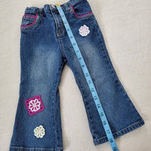 Load image into Gallery viewer, Y2k Crochet Flower Flared Jeans 24 months
