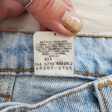 Load image into Gallery viewer, Vintage Levi&#39;s 550 fit jean shorts orange tab 24 inch waist

