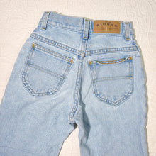 Load image into Gallery viewer, Vintage Light Wash Jeans kids 8 slim
