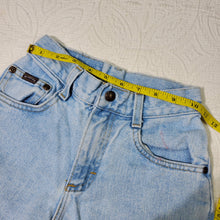 Load image into Gallery viewer, Vintage Light Wash Jeans kids 8 SLIM
