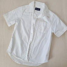Load image into Gallery viewer, Short Sleeve White Buttondown Shirt 5t/6
