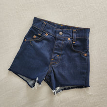 Load image into Gallery viewer, Vintage Levi&#39;s Soft Shorts 4t
